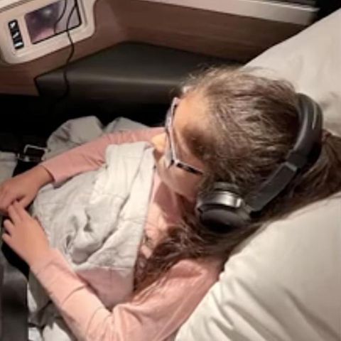 Von der Frozen-Filmmusik mitgerissen: Kleines Mädchen singt lautstark in der Business Class