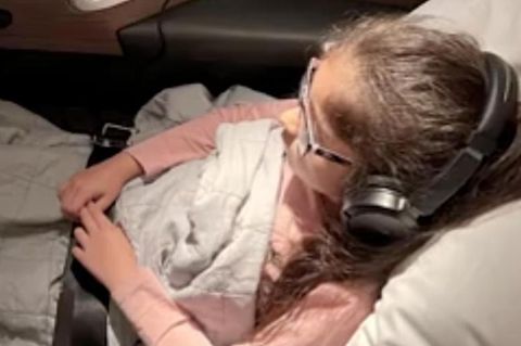 Von der Frozen-Filmmusik mitgerissen: Kleines Mädchen singt lautstark in der Business Class