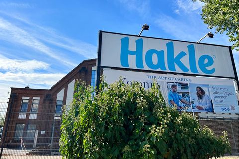 Ein Schild steht vor der Zentrale des Hygienepapier-Herstellers Hakle
