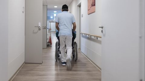 Pflege in Deutschland: Steigen mit den Löhnen der Pfleger auch die Kosten der Patienten?