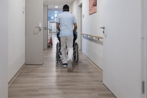 Pflege in Deutschland: Steigen mit den Löhnen der Pfleger auch die Kosten der Patienten?