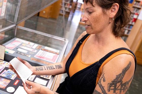 Kuratorin Sharon McKellar von der Oakland Public Library in Kalifornien