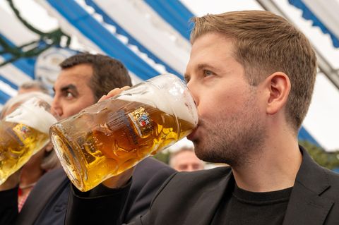 Kevin Kühnert trinkt Bier aus einem Maßkrug