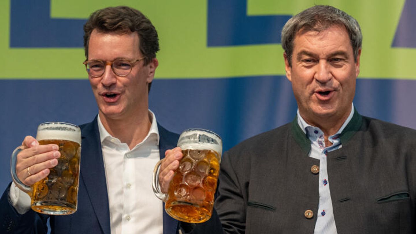 Bayerns Ministerpräsident Markus Söder (r.) und sein Kollege aus NRW, Hendrik Wüst, beim Politischen Frühschoppen auf dem Volksfest Gillamoos