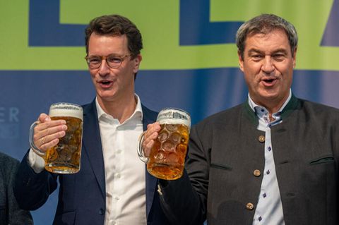 Bayerns Ministerpräsident Markus Söder (r.) und sein Kollege aus NRW, Hendrik Wüst, beim Politischen Frühschoppen auf dem Volksfest Gillamoos