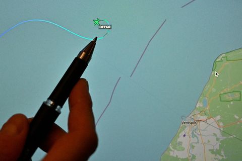 Kurz vor der lettischen Küste ist am Sonntagabend ein Kleinflugzeug nach einem Geisterflug in die Ostsee gestürzt.