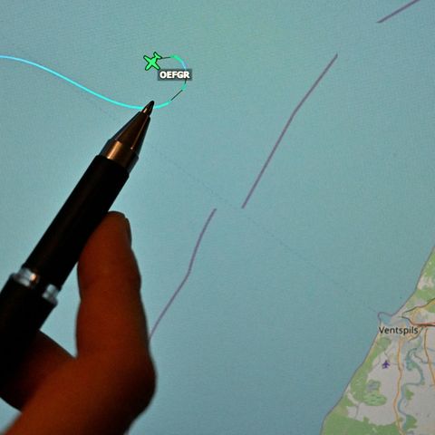 Kurz vor der lettischen Küste ist am Sonntagabend ein Kleinflugzeug nach einem Geisterflug in die Ostsee gestürzt.