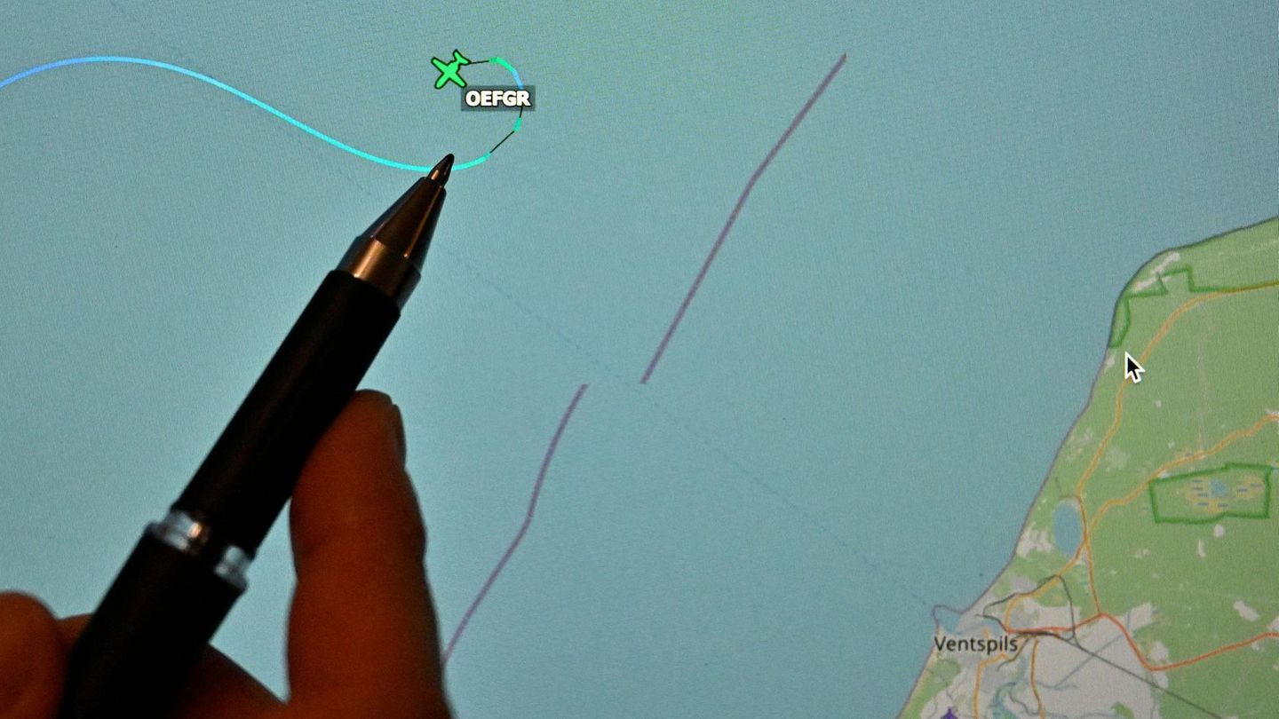 Kurz vor der lettischen Küste ist am Sonntagabend ein Kleinflugzeug nach einem Geisterflug in die Ostsee gestürzt.