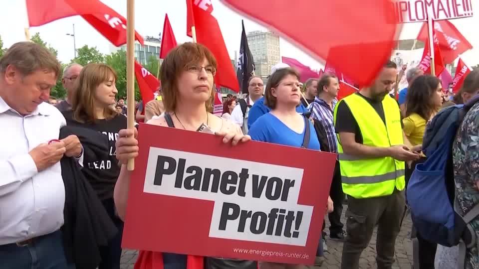 Video: Gegen die Regierung - Gemischter Protest in Leipzig Video: Gegen die Regierung - Gemischter Protest in Leipzig