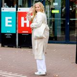 6. September 2022  Kronprinzessin Amalia beginnt ihr Studium in Amsterdam – und bringt Gäste mit  In der jüngeren Geschichte ist es das erste Mal, dass eine künftige Königin der Niederlande nicht die Universität Leiden besucht. Kronprinzessin Amalia hat sich dagegen für Amsterdam entschieden. Dort belegt sie seit Montag den Studiengang PPLE (Politik, Psychologie, Recht und Wirtschaft). Mit einem scheuen Lächeln auf den Lippen kommt die 18-Jährige auf dem Campus zu ihrer ersten Vorlesung an. Den wartenden Fotografen ruft sie laut "telegraaf.nl" zu, dass sie sich auf ihr Studium freue. Zuletzt war berichtet worden, dass die Kronprinzessin doch keiner Studentenverbindung beitreten werde. Das hatte sie eigentlich vor, aber die Verbindung sah sich kürzlich mit einem Sexismus-Skandal konfrontiert. Kein richtiges Umfeld für die künftige Königin des Landes. Alleine ist Amalia trotzdem nicht: Sie brachte zum ersten Tag an der Uni mehrere Bodyguards mit. Auch wenn ihre Studentenzeit als privat gilt und Amalia nicht behelligt werden soll, werden die Personenschützer ihre Seite nicht verlassen.