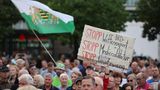 Was den Ukraine-Krieg angeht, scheinen Reichte und Linke ungefähr auf einer Wellenlänge zu sein. Allerdings ging es den Demonstranten der "Freien Sachsen" noch um etwas mehr – wie dieses Plakat zeigt