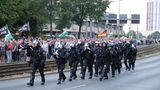 Beamte begleiten Protestzug