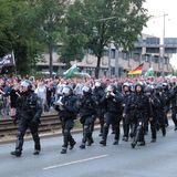 Beamte begleiten Protestzug