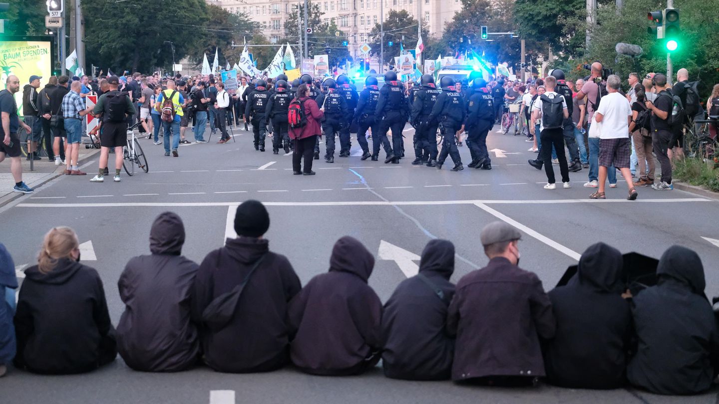 Straßenblockade durch linke Aktivisten