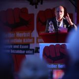 Gregor Gysi spricht auf der Linken-Demonstration