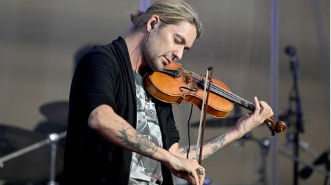 David Garrett spielt mit geschlossenen Augen im Sommer in Regensburg Geige