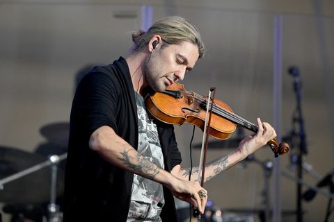 David Garrett spielt mit geschlossenen Augen im Sommer in Regensburg Geige