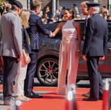Harry und Meghan steigen aus dem Wagen