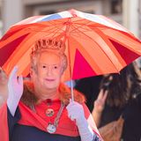 Ein Fan im Queen-Kostüm