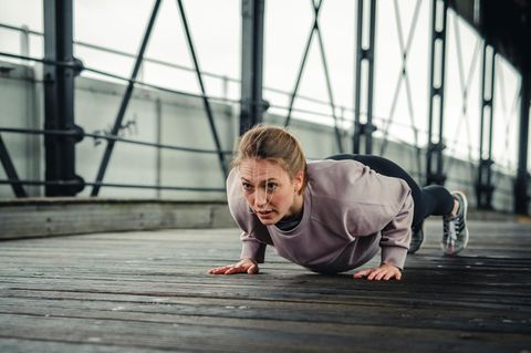 Freya Greskowiak macht Liegestütze