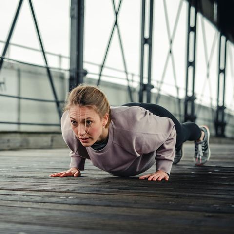 Freya Greskowiak macht Liegestütze