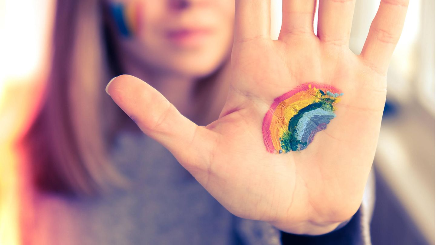 Eine mit Regenbogenfarben bemalte Hand