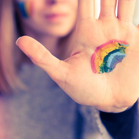 Eine mit Regenbogenfarben bemalte Hand