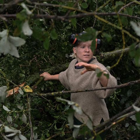 Ronni bei Aufräumarbeiten auf der Campwiese in Lützerath
