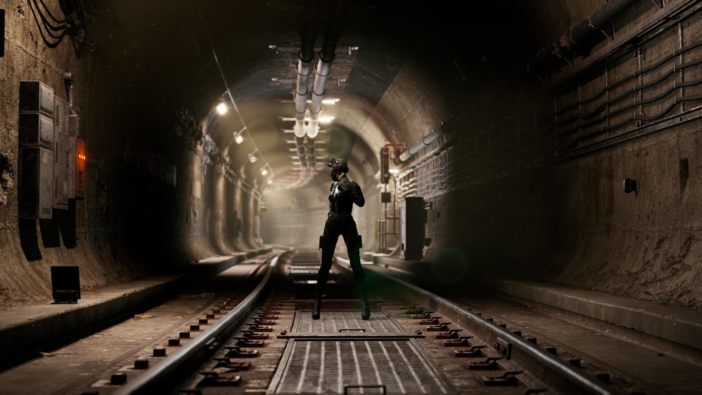 Eine Frau steht in einem Bunker