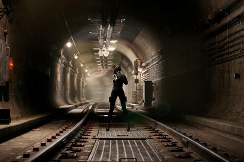 Eine Frau steht in einem Bunker