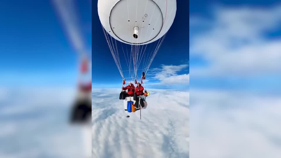 Video: Über den Wolken - schweben Vater und Sohn zum Sieg