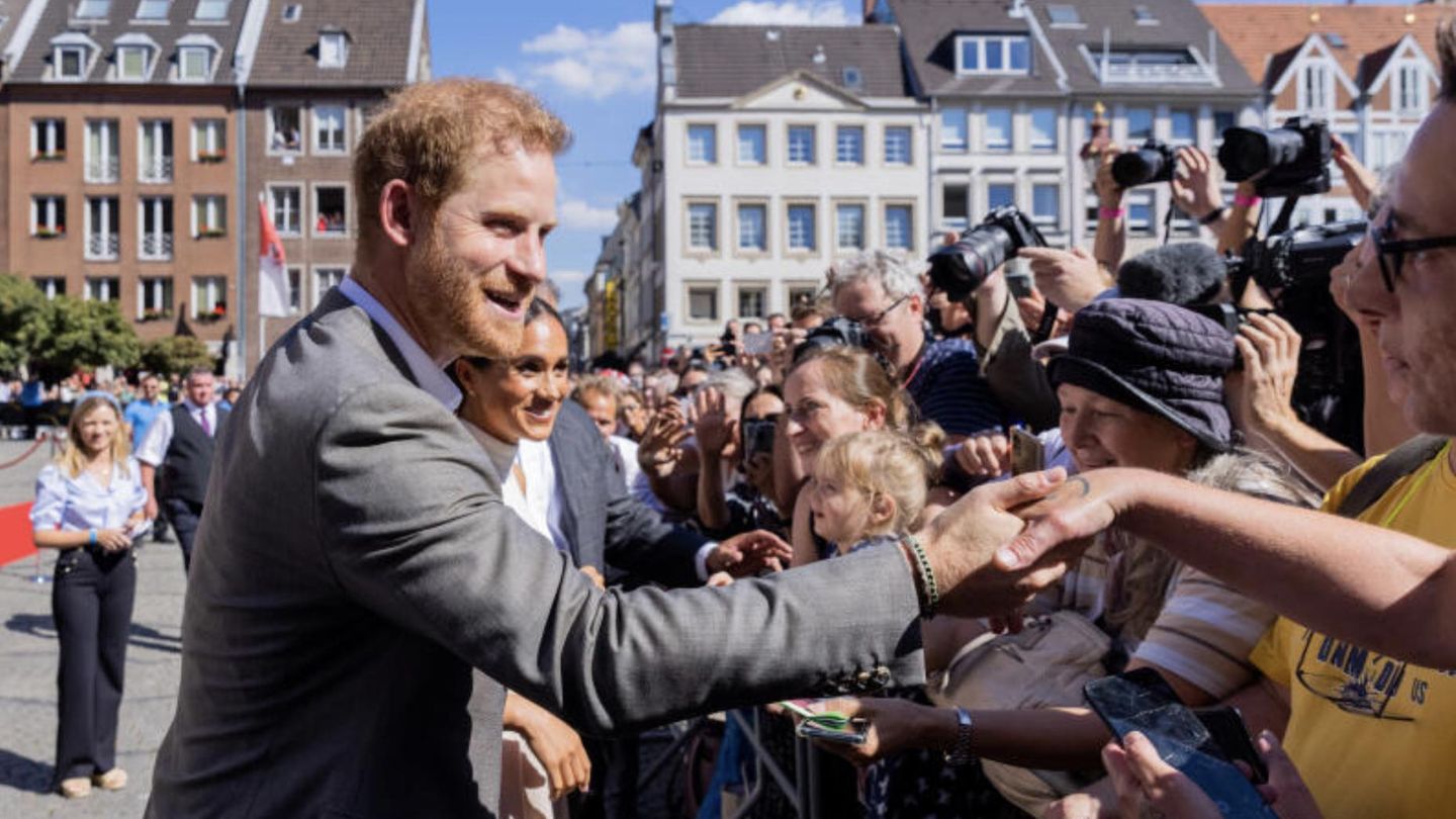 Harry schüttelt Hände