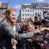 Harry schüttelt Hände