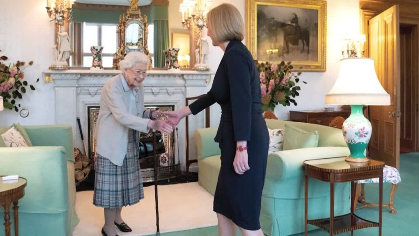 Liz Truss: Queen swears in new British Prime Minister (video)