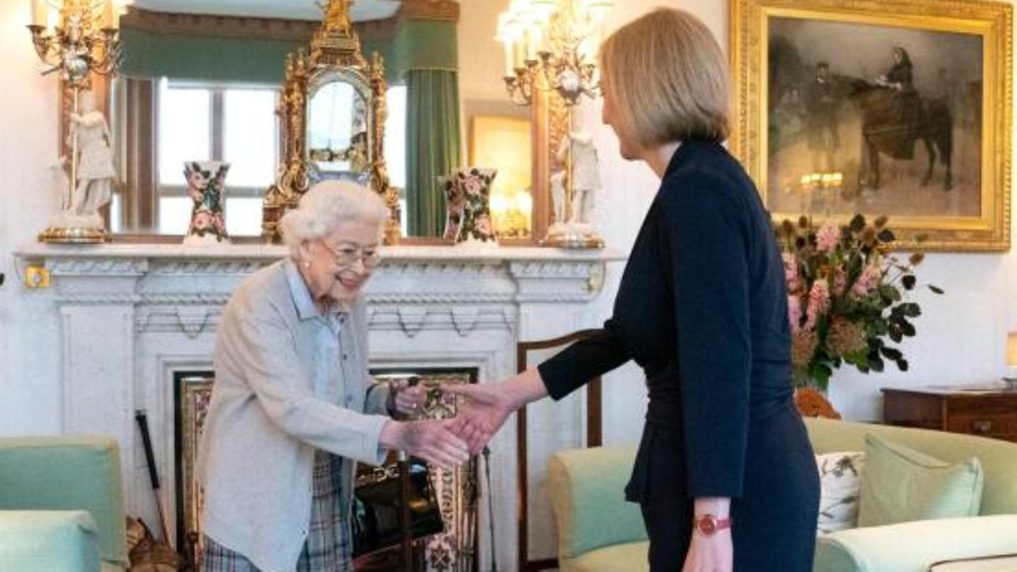 Königin Elizabeth II. schüttelt der neuen britischen Premierministerin Liz Truss die Hand Königin Elizabeth II. schüttelt der neuen britischen Premierministerin Liz Truss die Hand