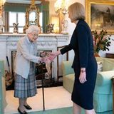 Königin Elizabeth II. schüttelt der neuen britischen Premierministerin Liz Truss die Hand