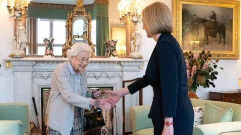 Königin Elizabeth II. schüttelt der neuen britischen Premierministerin Liz Truss die Hand