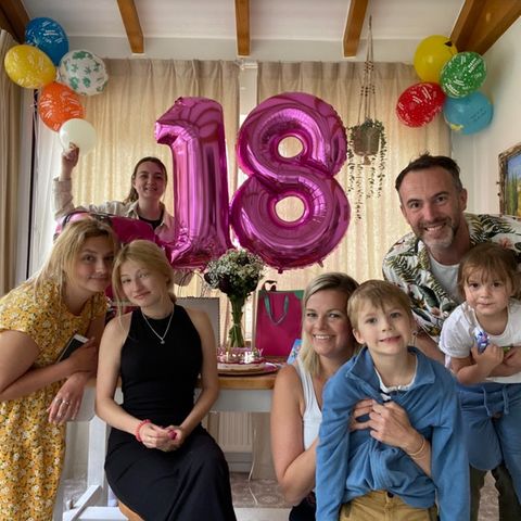 Große Luftballone bilden die Zahl 18. Eine Familienfoto zur Überraschungsparty zum 18. Geburtstag von Katya.