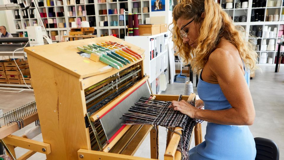 Alles im Rahmen: Textildesignerin Anne Lise webt einen Tweedstoff im Atelier von Lesage