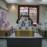 Ein syrischer Bankangestellter stapelt türkische Lira