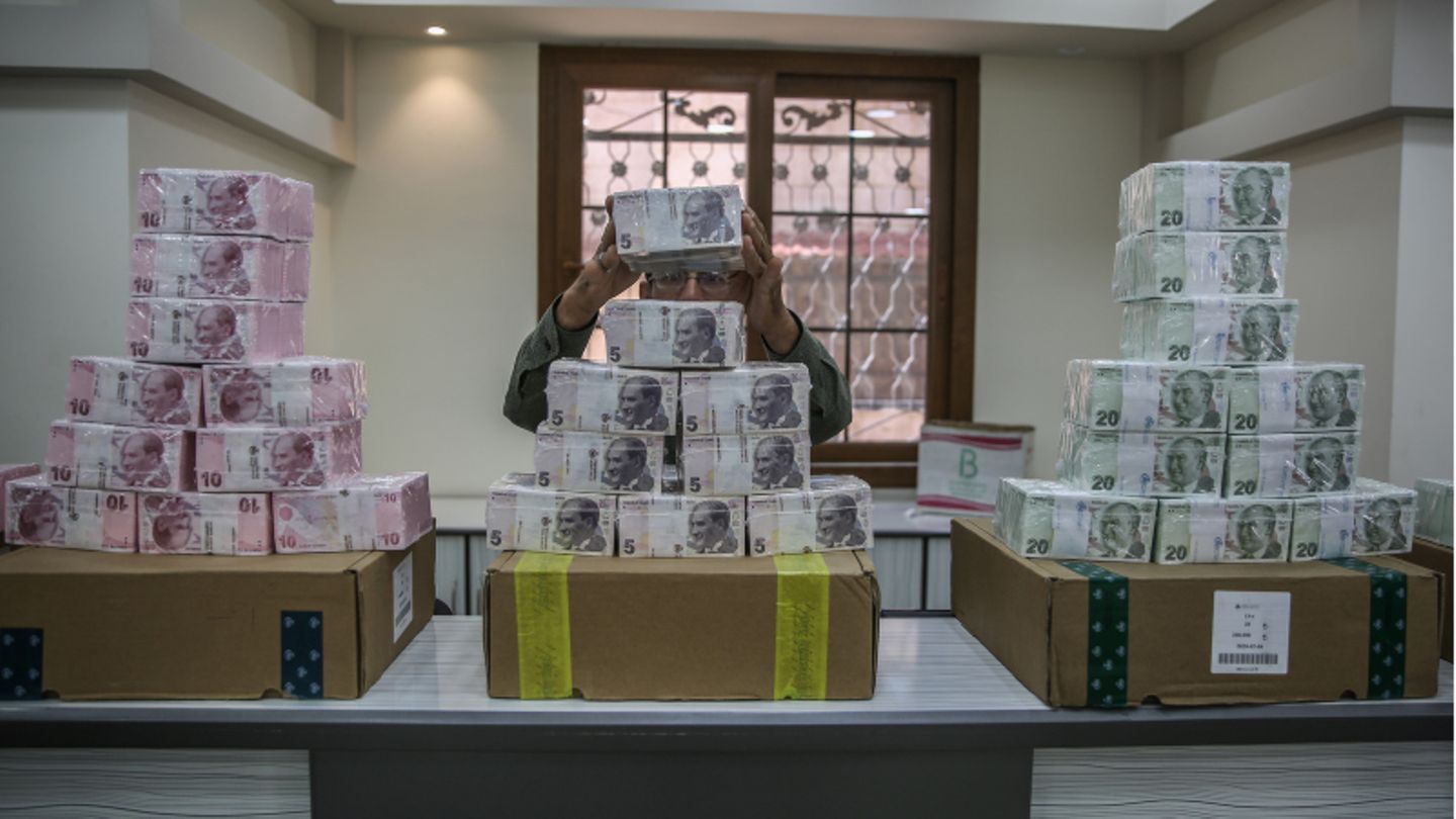 Ein syrischer Bankangestellter stapelt türkische Lira