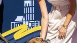 Meghan streichelt einen Hund