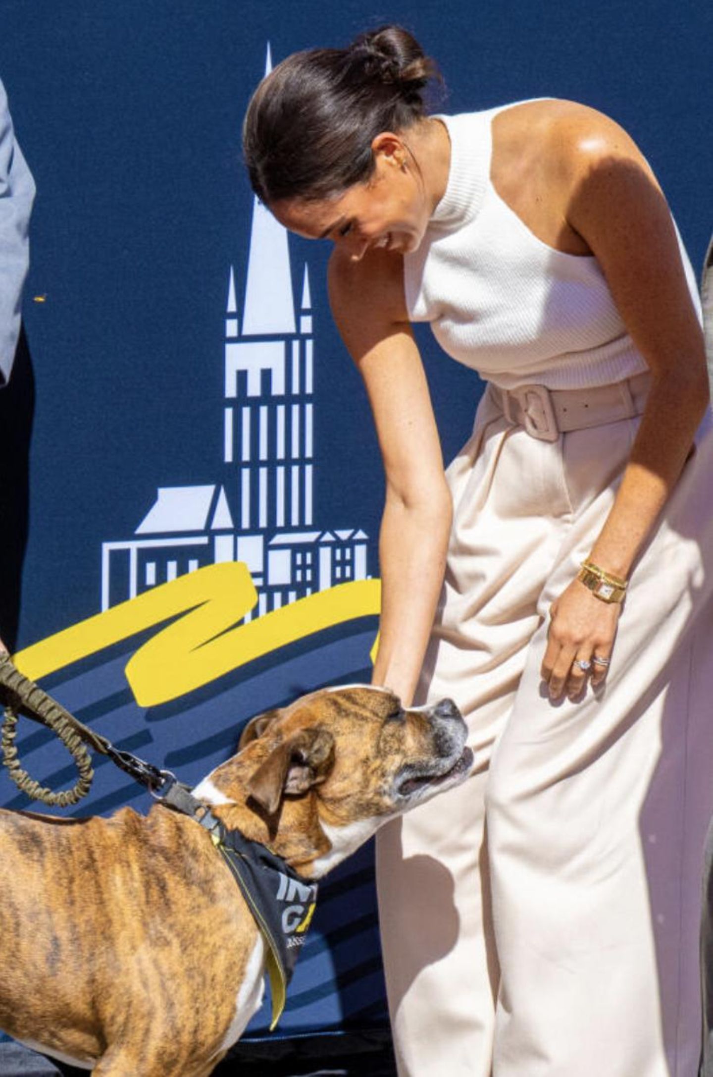 Meghan streichelt einen Hund