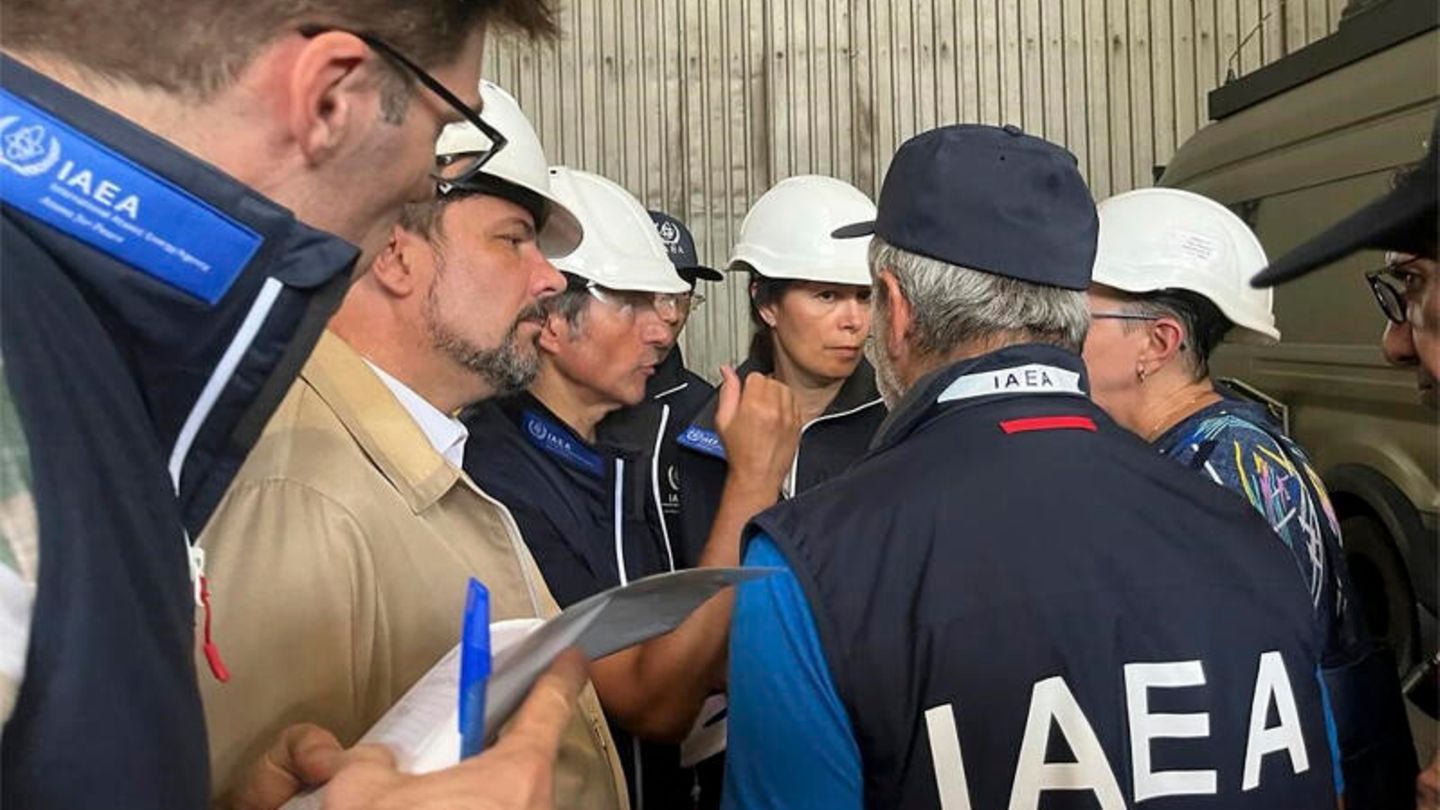 Mitglieder der Internationalen Atomenergie-Organisation (IAEA) bei der Ankunft im AKW Saporischschja