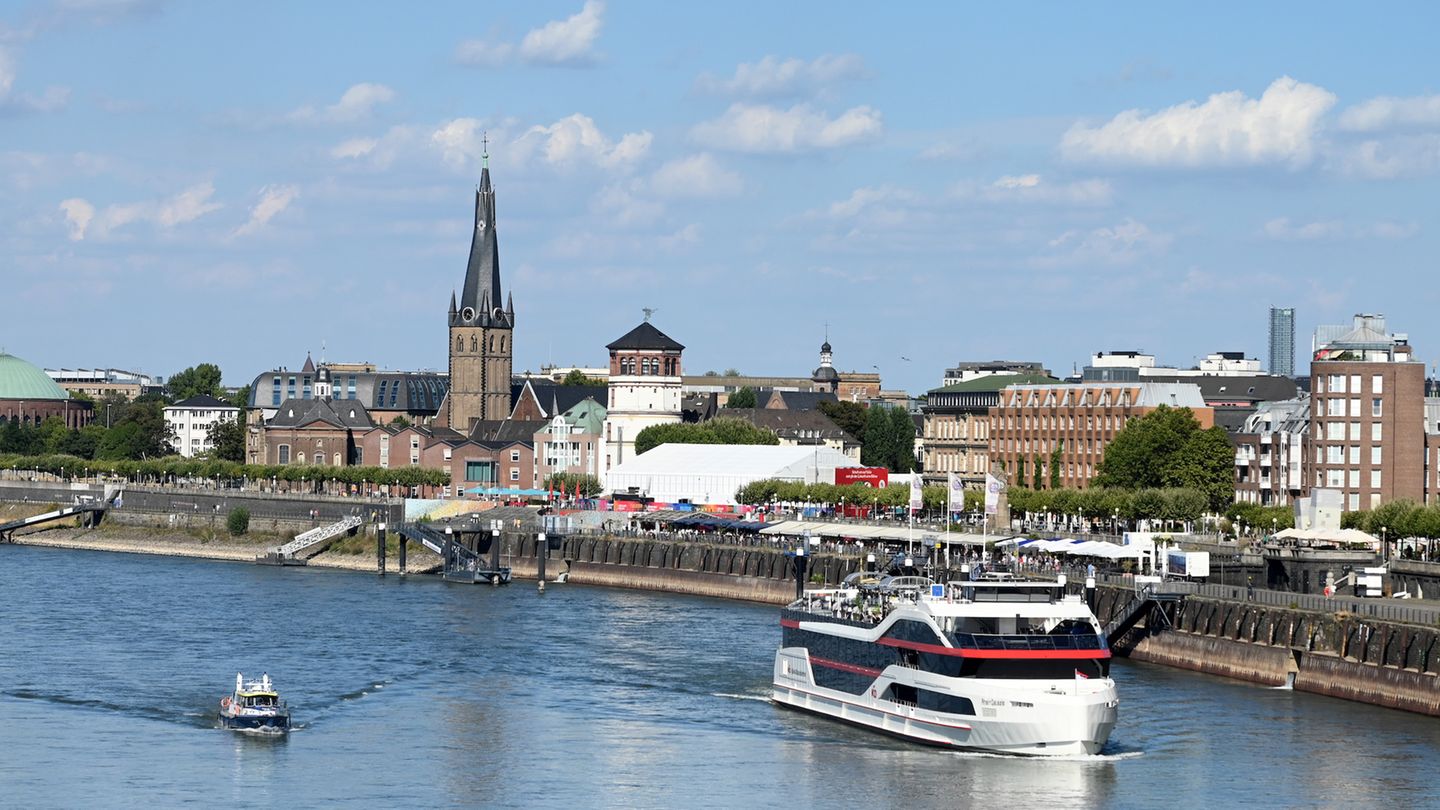 Ein Schiff auf dem Rhein Ein Schiff auf dem Rhein