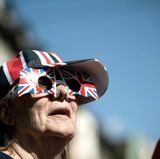 Eine Frau mit ausgefallener Sonnenbrille
