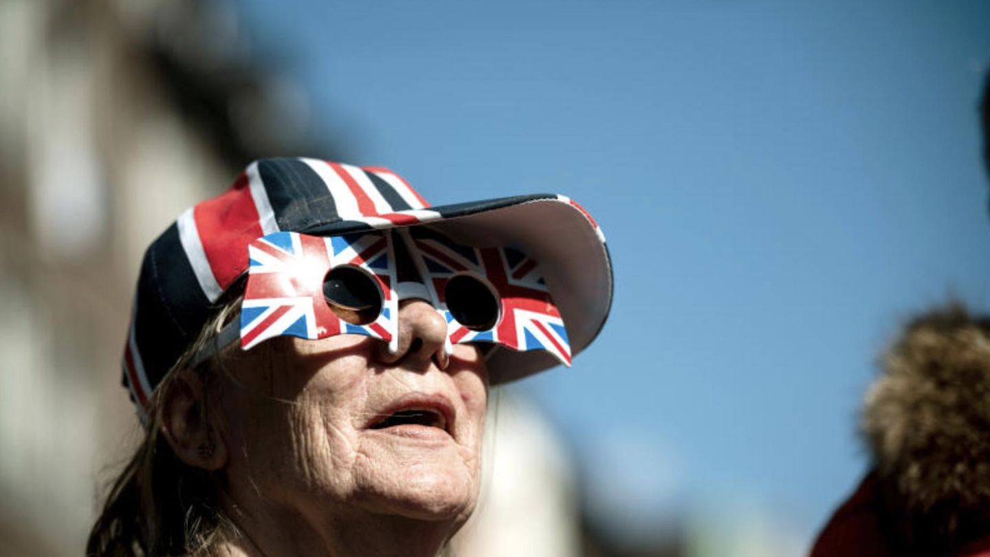 Eine Frau mit ausgefallener Sonnenbrille