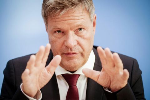Wirtschaftsminister Robert Habeck stellt die Ergebnisse des Stresstests vor