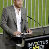 Harry hält eine Rede