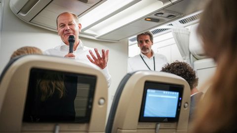 Bundeskanzler Olaf Scholz (SPD) spricht bei einem Flug mit dem Airbus A340 der Luftwaffe von Oslo nach Stockholm